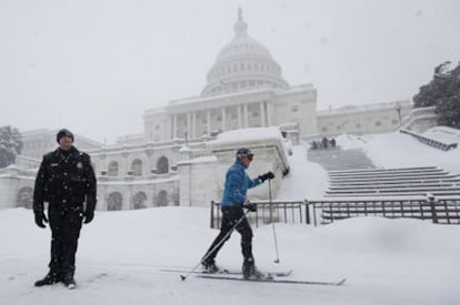 El Capitolio de Washington, bajo la tormenta.