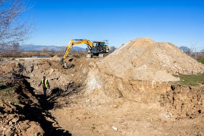 Una excavadora cavando en el terreno de Montecarmelo donde el Ministerio de Memoria Democrática prevé encontrar una fosa común de la Guerra Civil.