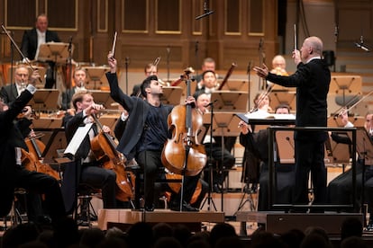 El violonchelista Kian Soltani, Paavo Järvi y algunos integrantes de la Tonhalle al final del ‘Concierto’ de Schumann, el miércoles en Zúrich.