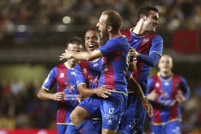 Los futbolistas del Levante celebran uno de sus goles ante el Villarreal.