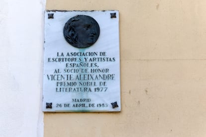 Placa en el exterior de la casa en memoria de Vicente Aleixandre.