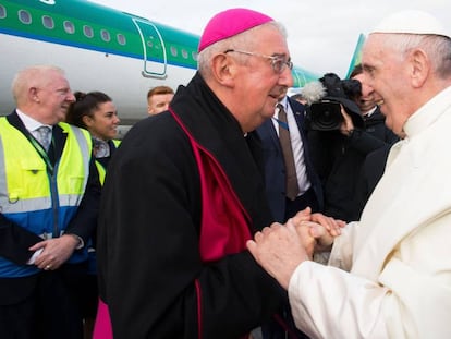 O papa Francisco com o arcebispo de Dublin, Diarmuid Martin, neste domingo na Irlanda