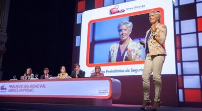 La expiloto María Villota ante el jurado, en el acto de entrega de premios.