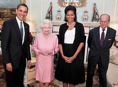 La primera gira de Obama pasa por Europa y su primera parada es Londres. El presidente y su mujer fueron recibidos por la reina Isabel II y el príncipe Philip.