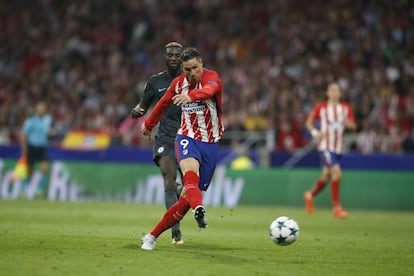 El delantero del Atlético de Madrid, Fernando Torres, dispara a puerta durante una ocasión de su equipo.