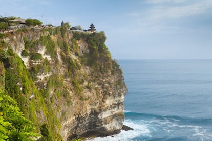 Pura Luhur Ulu Watu, en la foto, es uno de los templos más sagrados de Bali, ubicado sobre acantilado al suroeste de la isla. Santuarios y enclaves sacros se suceden en el filo del precipicio, desde donde se ve el océano rizado por olas que llegan con precisión asombrosa, pero solo los devotos del hinduismo pueden acceder al pequeño templo construido en el cabo. Durante la puesta del sol se aconseja pasear por la cima del acantilado (a la izquierda del templo) para alejarse del gentío.