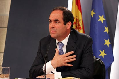 José Bono, ministro de Defensa, en la rueda de prensa posterior al Consejo de Ministros.