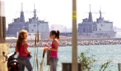 Dos buques de guerra, amarrados a un muelle de la base de Rota.