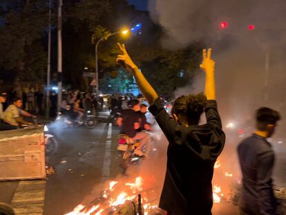 Un manifestante hace el signo de la victoria en una protesta en Teherán en septiembre, días después de la muerte bajo custodia policial de Mahsa Amini.