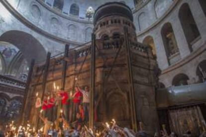 La ciudad santa de Jerusalén acogió hoy a miles de cristianos que quisieron conmemorar este Sábado Santo la ceremonia del Fuego Sagrado en Jerusalén, bajo un fuerte dispositivo policial israelí e importantes restricciones de acceso al área de la Tumba de Jesús.