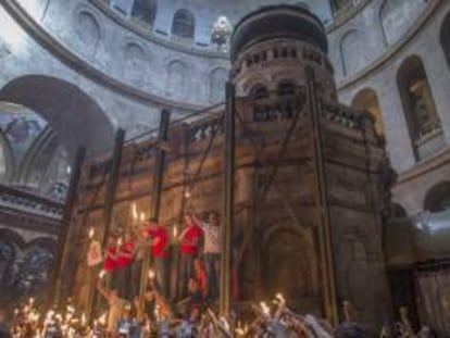 La ciudad santa de Jerusalén acogió hoy a miles de cristianos que quisieron conmemorar este Sábado Santo la ceremonia del Fuego Sagrado en Jerusalén, bajo un fuerte dispositivo policial israelí e importantes restricciones de acceso al área de la Tumba de Jesús.