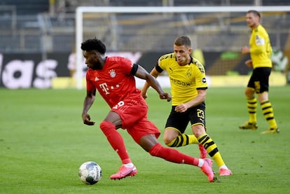 Alphonso Davies, con la pelota ante Thorgan Hazard el martes en Dortmund. REUTERS