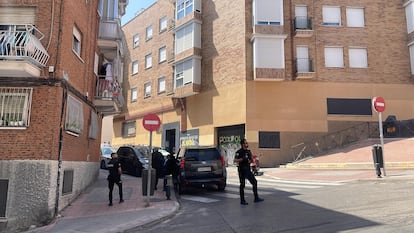 La esquina de la calle Magin Calvo con Campillo, en el distrito de Latina, durante una intervención policial por una riña familiar este 11 de agosto de 2025.