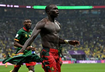 Soccer Football - FIFA World Cup Qatar 2022 - Group G - Cameroon v Brazil - Lusail Stadium, Lusail, Qatar - December 2, 2022 Cameroon's Vincent Aboubakar celebrates scoring their first goal REUTERS/Dylan Martinez     TPX IMAGES OF THE DAY