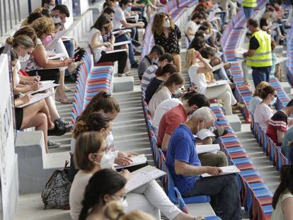 Cerca de 3.000 personas se examinaron recientemente de sus oposiciones en las gradas del estadio Ciutat de València, del Levante UD.