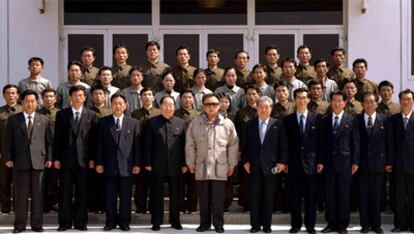 El líder de Corea del Norte, Kim Jong-il, posa junto al grupo de científicos que ha participado en el lanzamiento del cohete