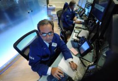 Treinta minutos después de iniciada la jornada de contrataciones en el parque neoyorquino, el índice Dow Jones de Industriales descendía el 0,51 % (-79,03 puntos) hasta ubicarse en las 15.476,58 unidades. EFE/Archivo