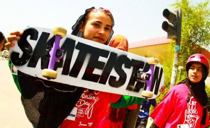 Un chaval con una de las tablas del proyecto de Skateistan.