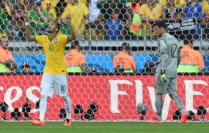 Neymar celebra su gol en la tanda de penaltis, tras él, su compañero Júlio César.