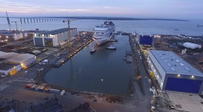 El MSC Meraviglia en el dique del astillero francés de Saint-Nazaire, antes de su botadura el pasado 1 de junio.