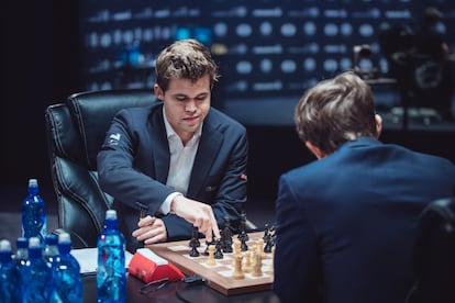 Carlsen hace un movimiento durante la 9ª partida
