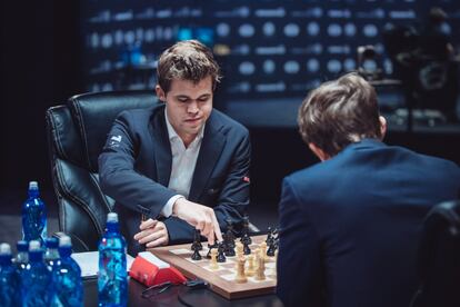 Carlsen hace un movimiento durante la 9ª partida