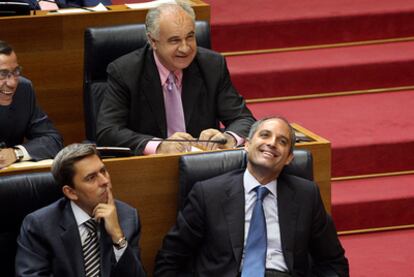 Francisco Camps ríe complacido, ayer, tras su intervención en la sesión de control al Consell en las Cortes.