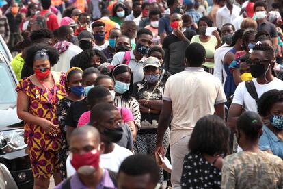Una multitud espera su turno para realizar pruebas serológicas del coronavirus en Luanda (Angola). El continente africano suma 12.397 fallecidos y 540.845 contagiados por coronavirus.