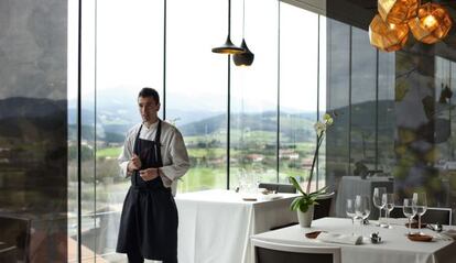 El cocinero Eneko Atxa, en el interior su nuevo espacio de Azurmendi