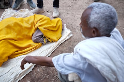 En el campamento Abiy Adi TVET, más de 2.000 personas viven en tiendas de campaña de ONG internacionales en condiciones muy precarias; sin comida ni agua y durmiendo sobre la tierra. Una es Emol Weyni Haregu, de 65 años. Otra habitante del campamento cuenta que su padre murió hace dos meses por hambruna.