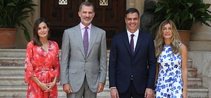 Los Reyes junto a Pedro Sánchez y su esposa, Begoña Gómez, en 2018.