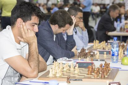 José Fernando Cubas, en primer plano, Axel Bachmann y Neuris Delgado durante su victorioso encuentro con Francia.