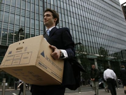 Un empleado de Lehman Brothers abandona la sede del banco en Londres