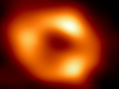 MADRID, 12/05/2022.- Imagen del agujero negro Sagitario A*, en el centro de la Vía Láctea. Científicos del Telescopio Horizonte de Sucesos (EHT, por sus siglas en inglés) han desvelado este jueves la primera imagen del agujero negro -un espacio del que nada, ni siquiera la luz, puede escapar- en el centro de nuestra galaxia, la Vía Láctea. EFE/ EHT/SOLO USO EDITORIAL/SOLO DISPONIBLE PARA ILUSTRAR LA NOTICIA QUE ACOMPAÑA (CRÉDITO OBLIGATORIO)
