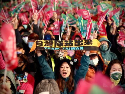 Seguidores del vicepresidente taiwanés y candidato presidencial del gobernante Partido Progresista Democrático para las elecciones de 2024, Lai Ching-te, durante un mitin de campaña frente al edificio presidencial en Taipéi, este jueves.