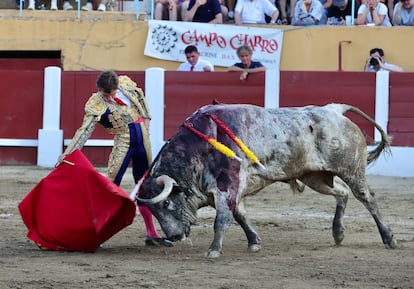Derechazo de Robleño al quinto toro de la tarde.