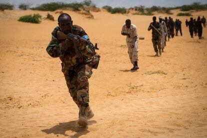 Soldados somal&iacute;es en un ejercicio de entrenamiento. La ONU ha levantado parcialmente el embargo de armas al pa&iacute;s. 