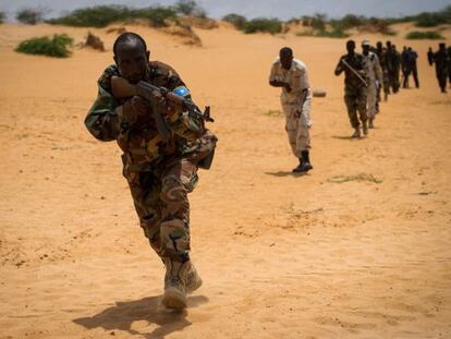 Soldados somal&iacute;es en un ejercicio de entrenamiento. La ONU ha levantado parcialmente el embargo de armas al pa&iacute;s. 