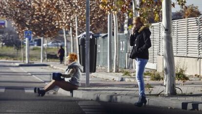 Dos mujeres prostituídas en la Colonia Marconi, Madrid