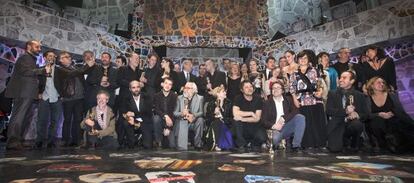 Fotografía coral de los vencedores de los Premios Gaudí, ayer en el escenario del teatro Arteria Paral.lel.