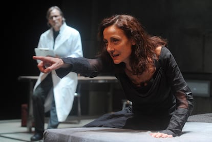 Carme Elias, en una escena de <i>Purgatorio.</i> Detrs, Viggo Mortensen.