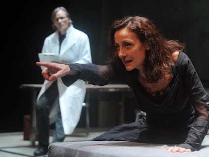 Carme Elias, en una escena de <i>Purgatorio.</i> Detrás, Viggo Mortensen.