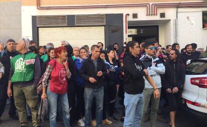 Un grupo de personas protesta contra un desahucio el pasado viernes en Madrid. 