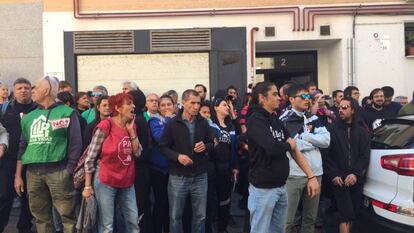 Un grupo de personas protesta contra un desahucio en Madrid.