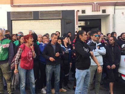 Un grupo de personas protesta contra un desahucio en Madrid.