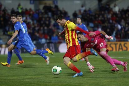 Messi firma su segundo gol tras driblar a Codina.