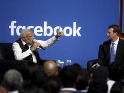 El primer ministro indio, Narendra Modi, y Mark Zuckerberg, en la sede de Facebook en 2015.