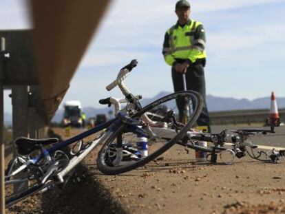 Agentes de la Guardia Civil junto a las bicicletas de los dos ciclistas fallecidos en en Campillos.