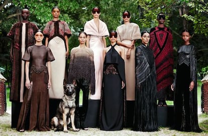 En 2010 Riccardo Tisci decidió que las colecciones de alta costura dejaran de mostrarse en un desfile. Optó por una presentación y una foto de grupo. En la imagen, la colección otoño-invierno 2012.