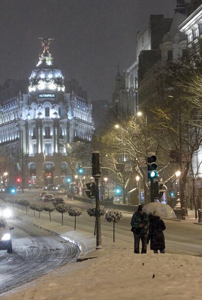 La nieve cubrió las calzadas y aceras de la calle de Alcalá, con el edificio Metrópolis al fondo, el 10 de enero de 2010. La capital y toda la región se vio afectada por un temporal de nieve que dificultó la circulación de vehículos.